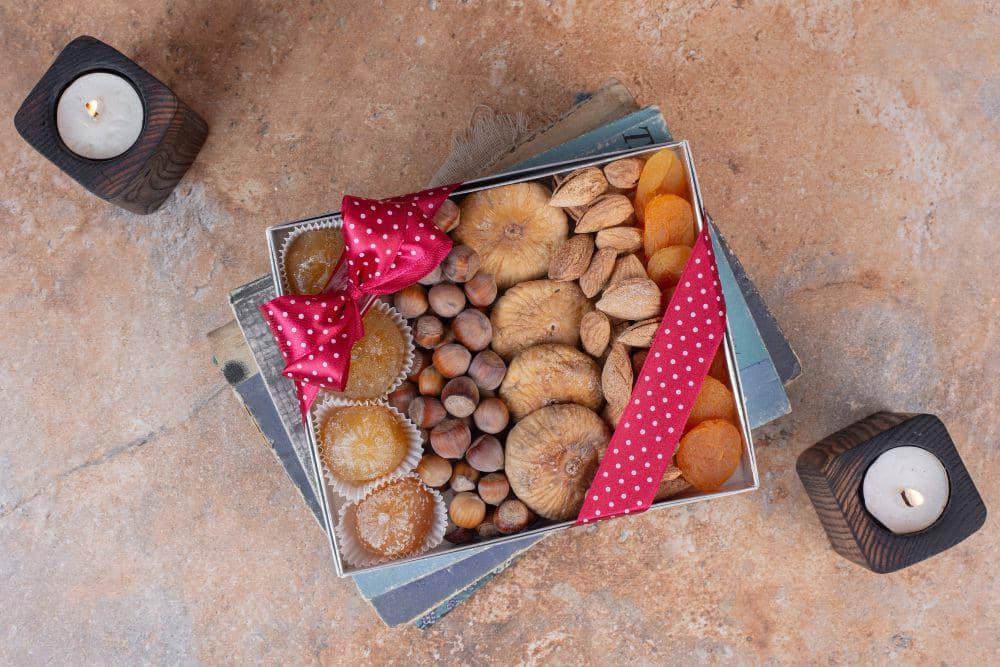 ilustrasi hampers makanan sehat untuk Lebaran 2025 (freepik.com/azerbaijan_stockers)