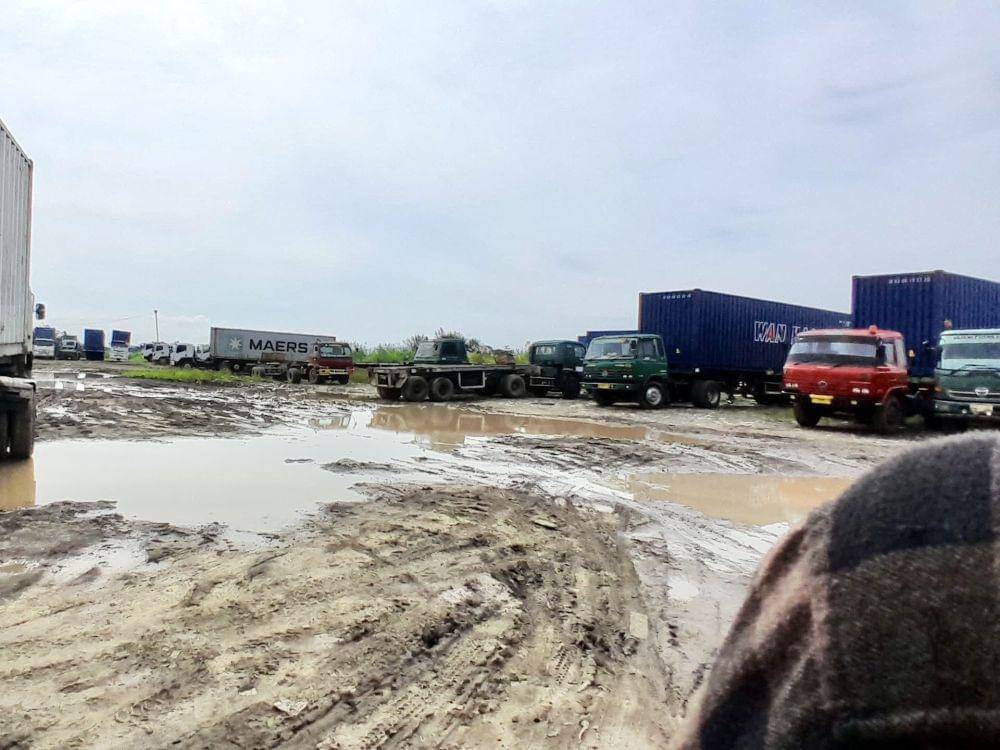 Pengusaha truk di Semarang melakukan mogok jalan sebagai bentuk protes terhadap Surat Keputusan Bersama (SKB) yang melarang operasional angkutan barang sumbu tiga pada momen mudik Lebaran 2025 mulai hari ini, Kamis (20/3/2025). (IDN Times/bt)