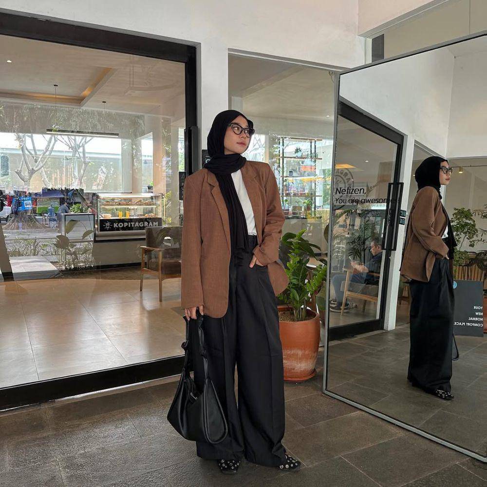 inspirasi style clean outfit ala Fitri Hasiani (instagram.com/_kakpit)