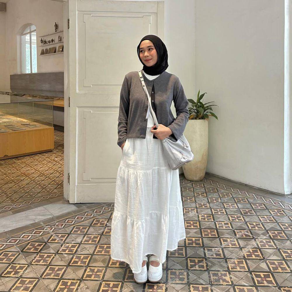 inspirasi style clean outfit ala Fitri Hasiani (instagram.com/_kakpit)