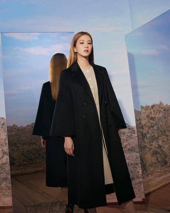 gaya clean outfit ala Jisoo BLACKPINK (instagram.com/sooyaaa__)