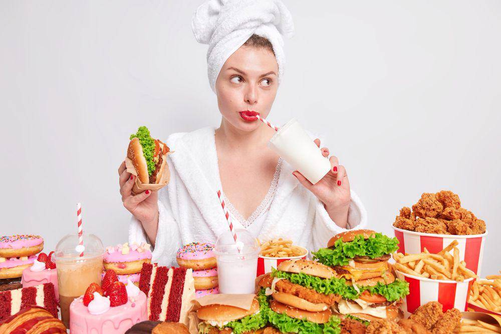 ilustrasi junk food (freepik.com/wayhomestudio)