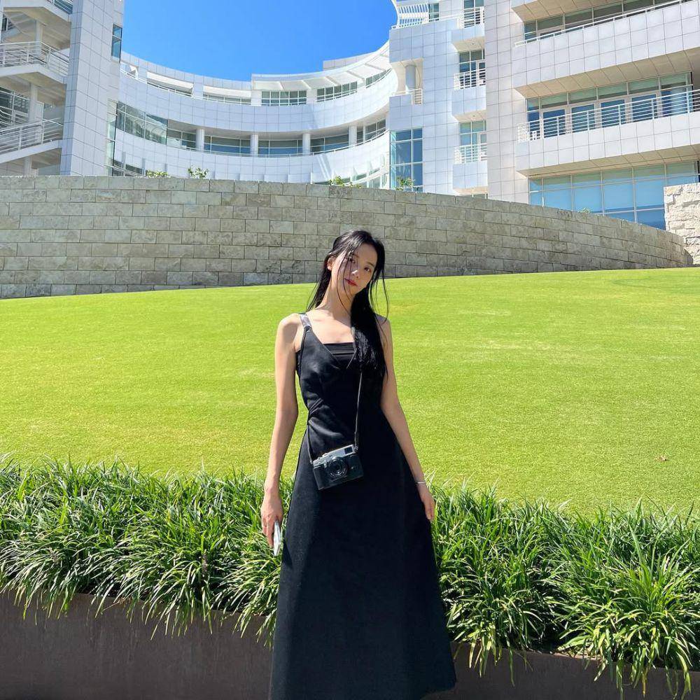 gaya clean outfit ala Jisoo BLACKPINK (instagram.com/sooyaaa__)