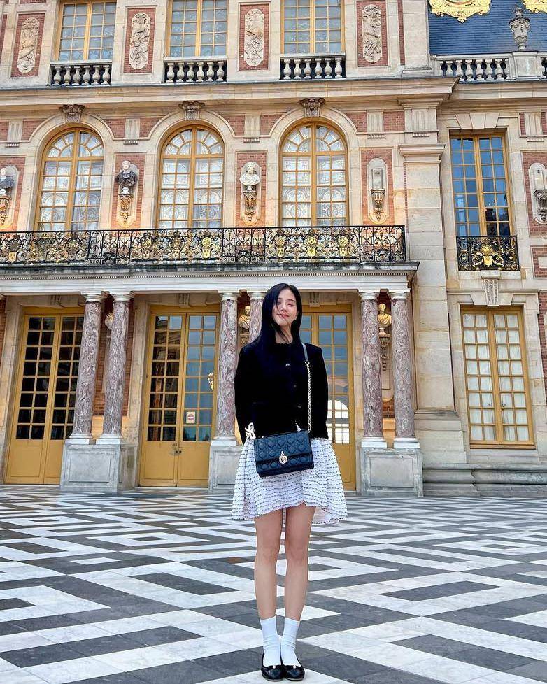 gaya clean outfit ala Jisoo BLACKPINK (instagram.com/sooyaaa__)
