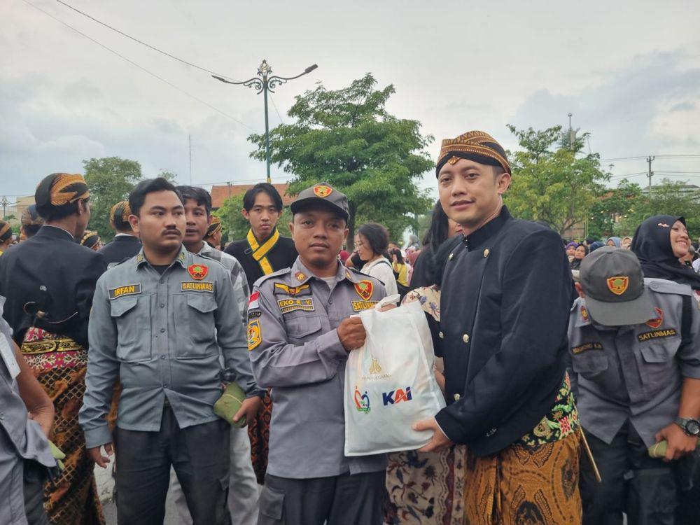 KAI Bagikan 1000 Sembako di Hari Jadi Pura Mangkunegaran