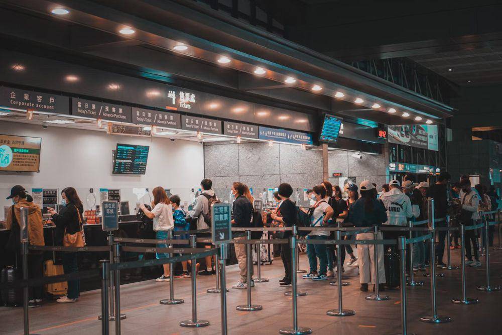 ilustrasi pemeriksaan di bandara (unsplash.com/Lisanto 李奕良)