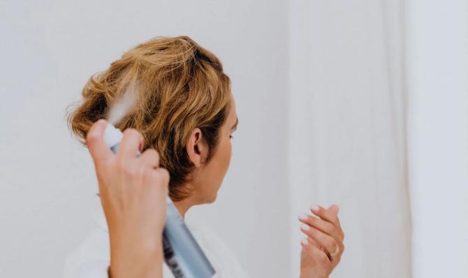 9 Cara Memanfaatkan Hair Spray untuk Kebutuhan Rumah