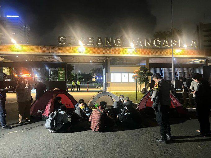 Pegiat Sipil Diintimidasi Saat Menginap di Gerbang DPR, Sempat Diusir