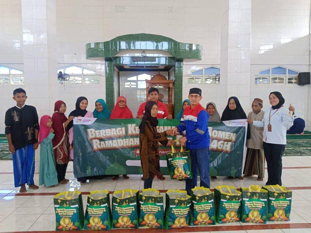 Elnusa Petrofin (EPN), anak usaha PT Elnusa Tbk (ELSA) salurkan total 10.872 paket sembako. (dok EPN)