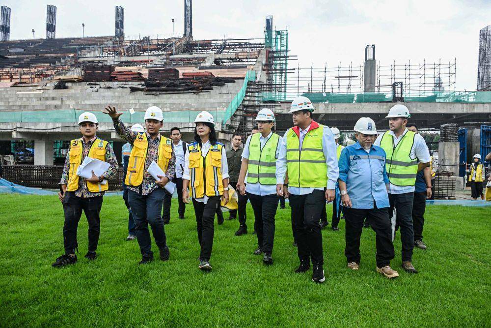 Wakil Menteri Pekerjaan Umum (PU) Diana Kusumastuti bersama Gubernur Sumatera Utara, Muhammad Bobby Afif Nasution, meninjau proyek pembangunan Stadion Teladan, (19/3/2025). (Diskominfo Sumut)
