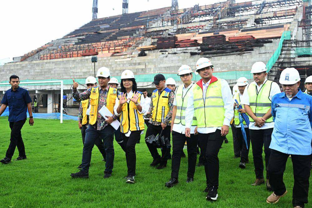 Wakil Menteri Pekerjaan Umum (PU) Diana Kusumastuti bersama Gubernur Sumatera Utara, Muhammad Bobby Afif Nasution, meninjau proyek pembangunan Stadion Teladan, (19/3/2025). (Diskominfo Sumut)
