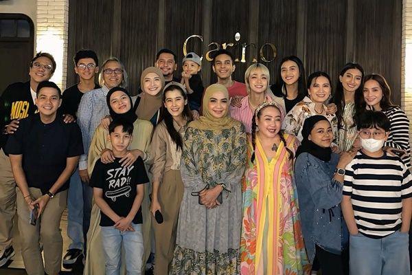 7 Potret Buka Bersama dan Reuni Pemain Sinetron Di Sini Ada Setan
