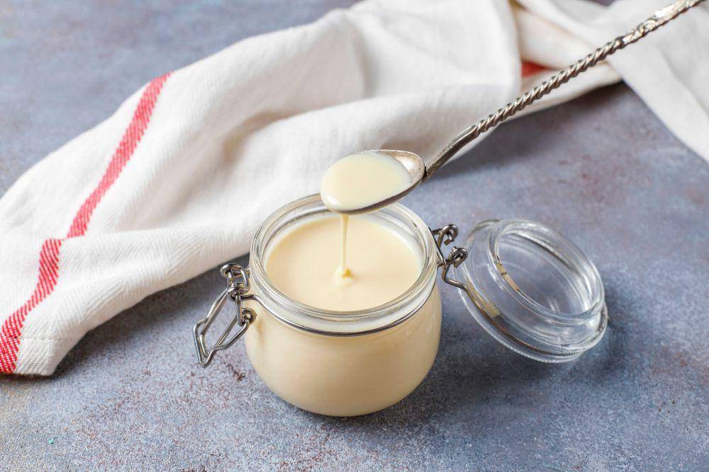 iliustrasi susu kental manis (freepik.com/azerbaijan_stockers)