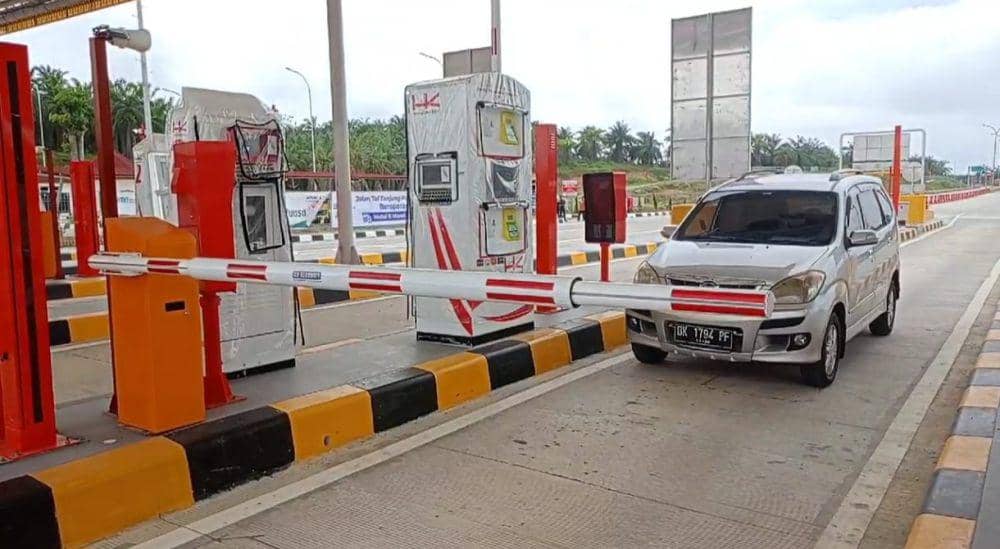 Kendaraan yang melintasi dan memasuki gerbang tol Binjai Langsa seksi Tanjung Pura - Pangkalan Brandan (IDN Times/ istimewa)