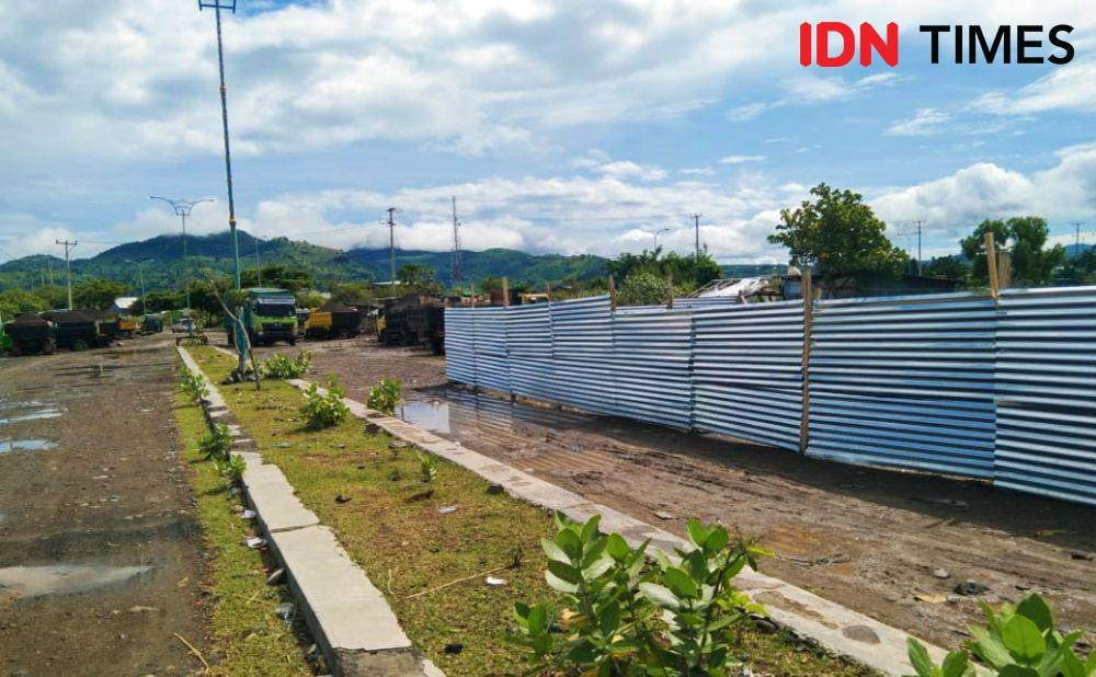 Ruas Jalan dan Lahan Reklamasi di Pantai Amahami Bima Dipagari Warga
