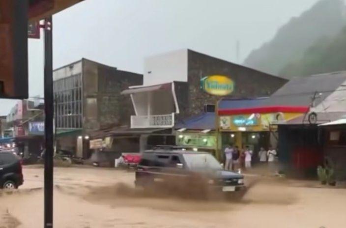 Jalan raya Parapat dilanda banjir pada 16/3/2025 (dok.istimewa)