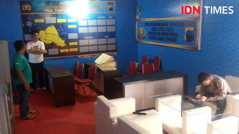 Beberapa petugas saat persiapan di dalam ruangan layanann posko mudik 2025, Rabu (19/3/2025).(IDN Times/Cokie Sutrisno)