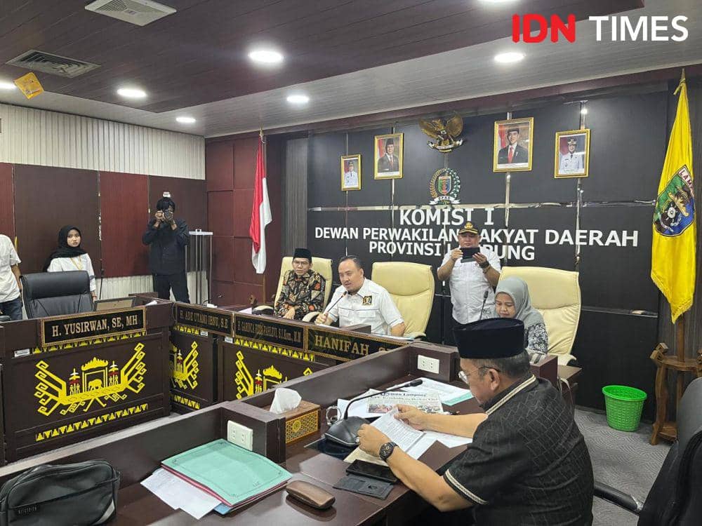 Ketua Komisi I DPRD Lampung, Garinca Reza Pahlevi memimpin rapat komisi di ruang rapat Komisi I. (IDN Times/Tama Yudha Wiguna).