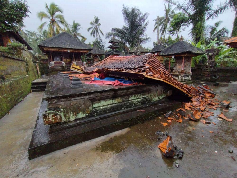 Bangunan Pura di Gianyar Ambruk diterjang angin kencang. (Dok. IDN Times/istimewa)