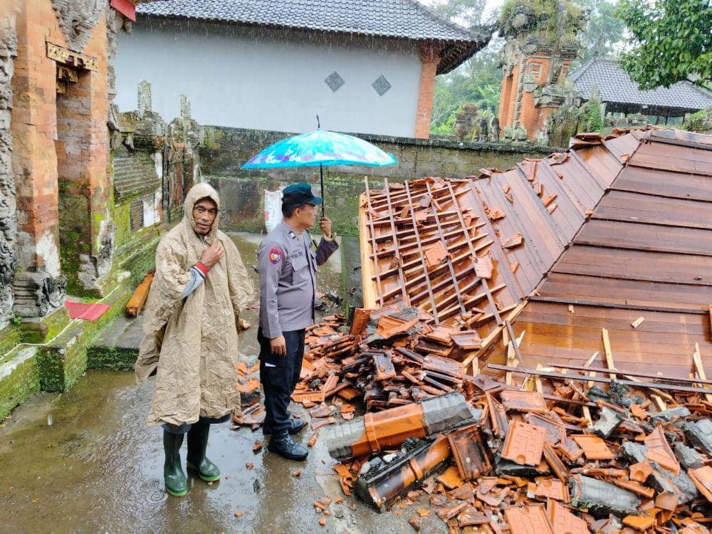 Bangunan di Gianyar Ambruk Diterpa Angin Kencang