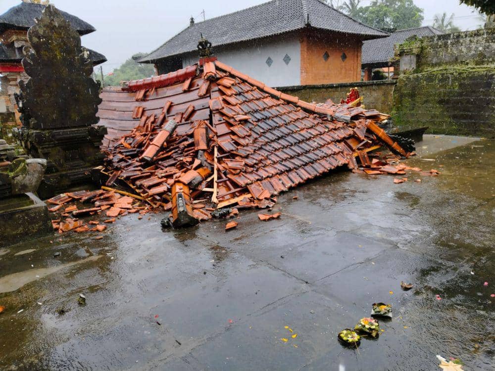Bangunan Pura di Gianyar Ambruk diterjang angin kencang. (Dok. IDN Times/istimewa)