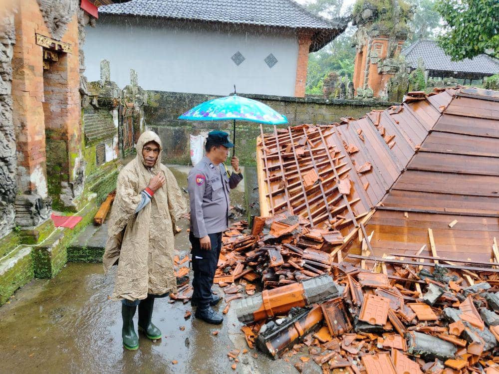 Bangunan Pura di Gianyar Ambruk diterjang angin kencang. (Dok. IDN Times/istimewa)