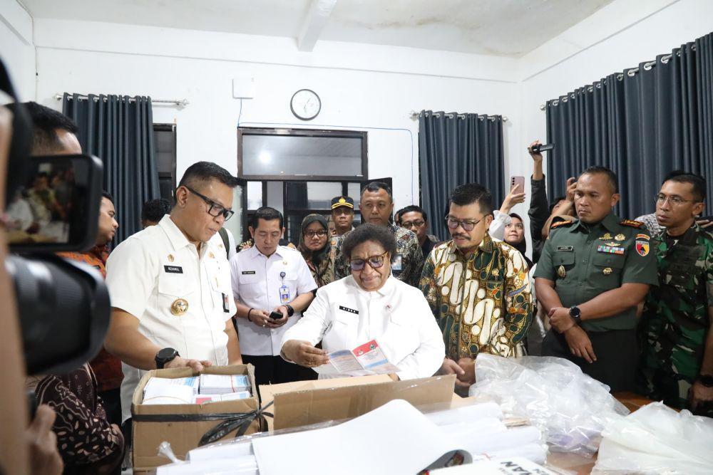 Wakil Menteri Dalam Negeri (Wamendagri), Ribka Haluk cek kesiapan PSU Pilkada Magetan 2024 (dok. Kemendagri)