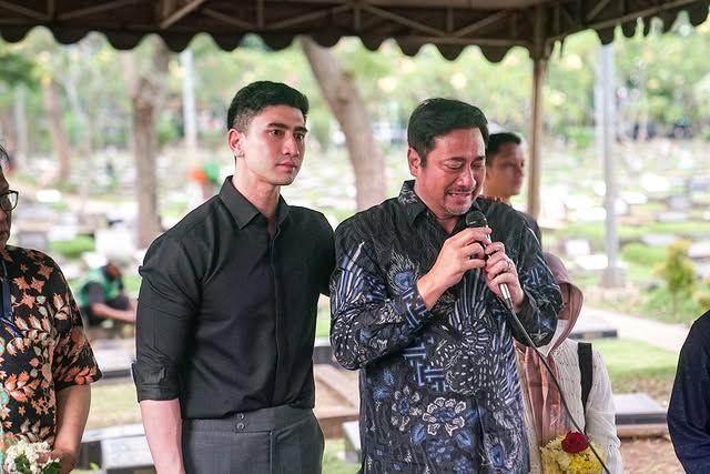 7 Potret Pemakaman Nenek Verrell Bramasta