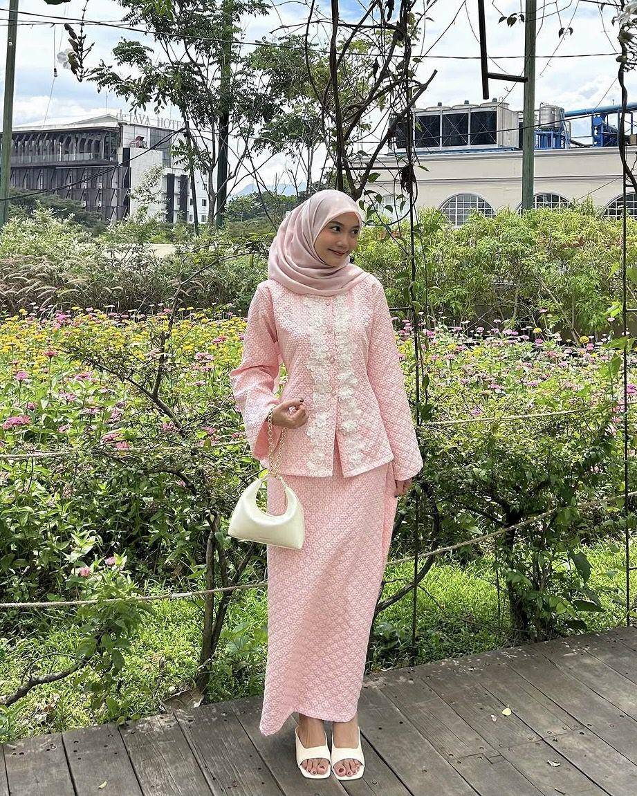 potret ide one set dan dress nuansa pink ala Diva Syifa (instagram.com/divasyifa)