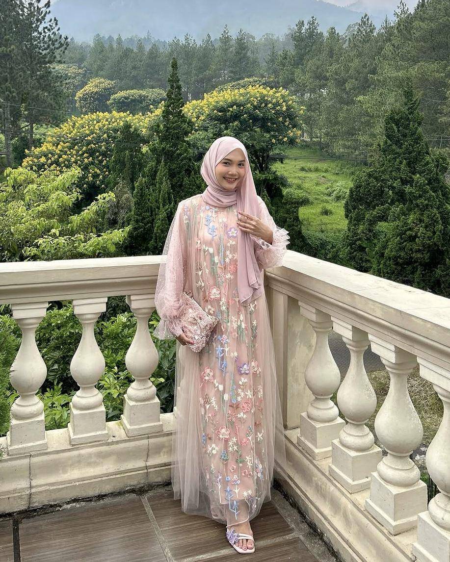 potret ide one set dan dress nuansa pink ala Diva Syifa (instagram.com/divasyifa)