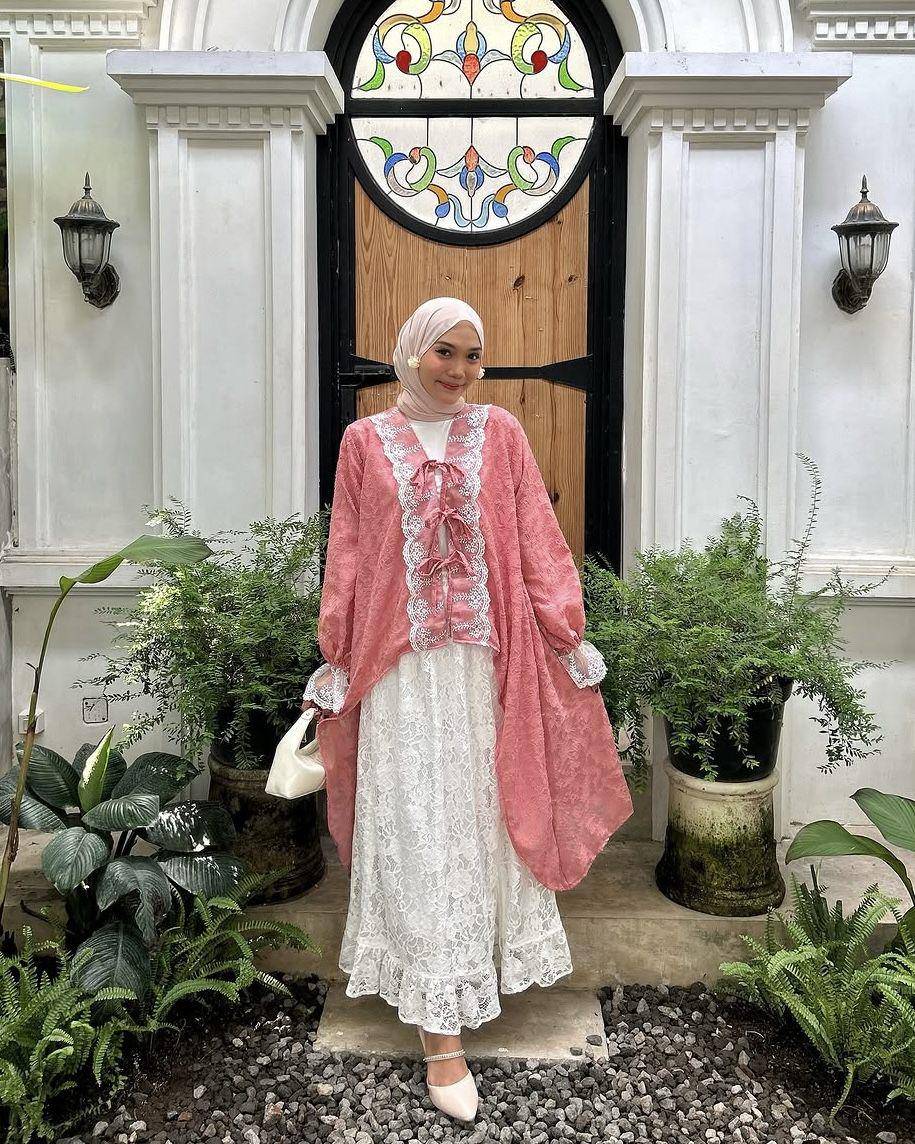 potret ide one set dan dress nuansa pink ala Diva Syifa (instagram.com/divasyifa)