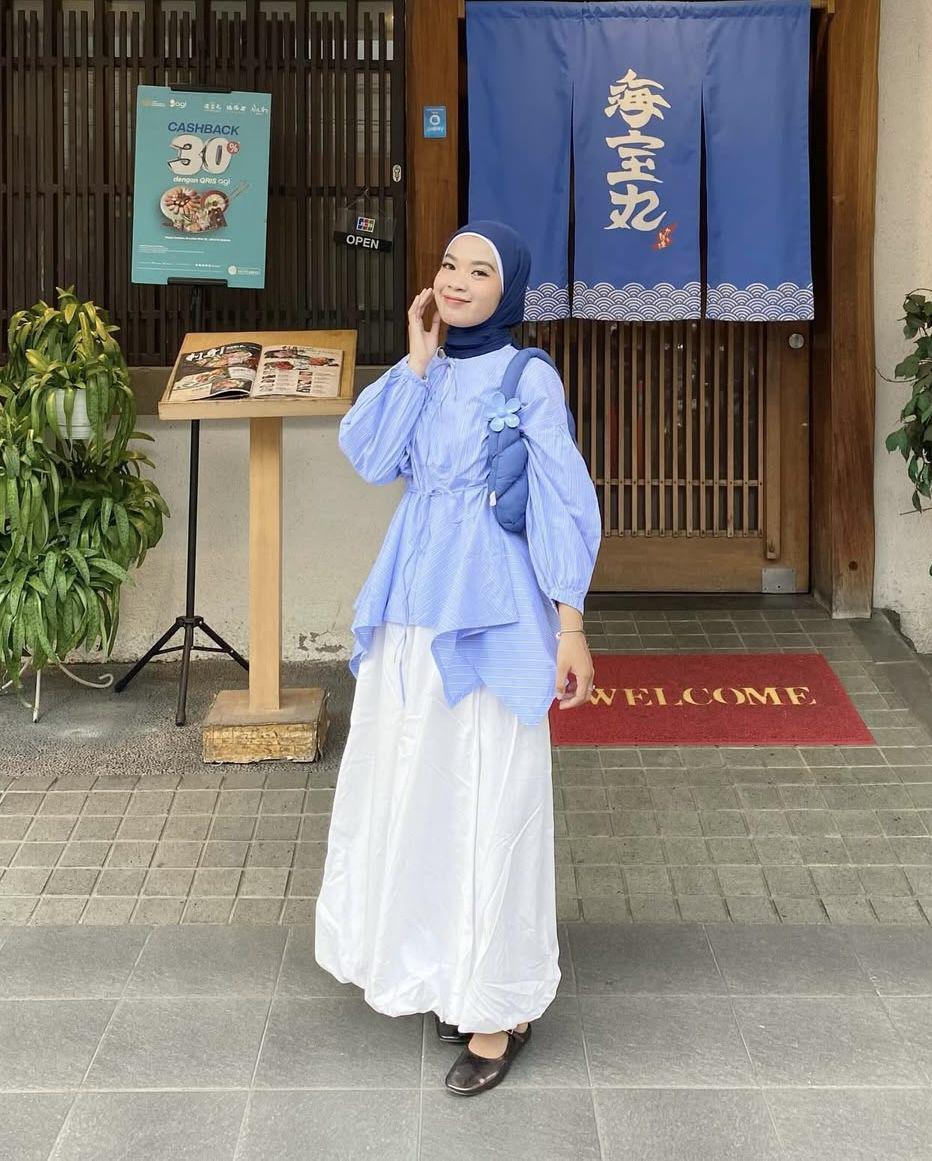 potret ide OOTD hijab beruansa biru ala Giga Putri (instagram.com/gigaptr)