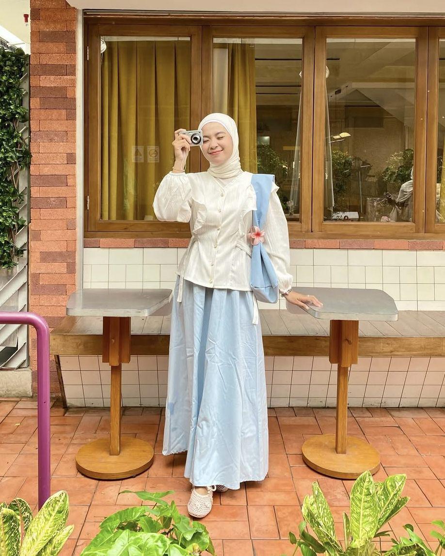 potret ide OOTD hijab beruansa biru ala Giga Putri (instagram.com/gigaptr)
