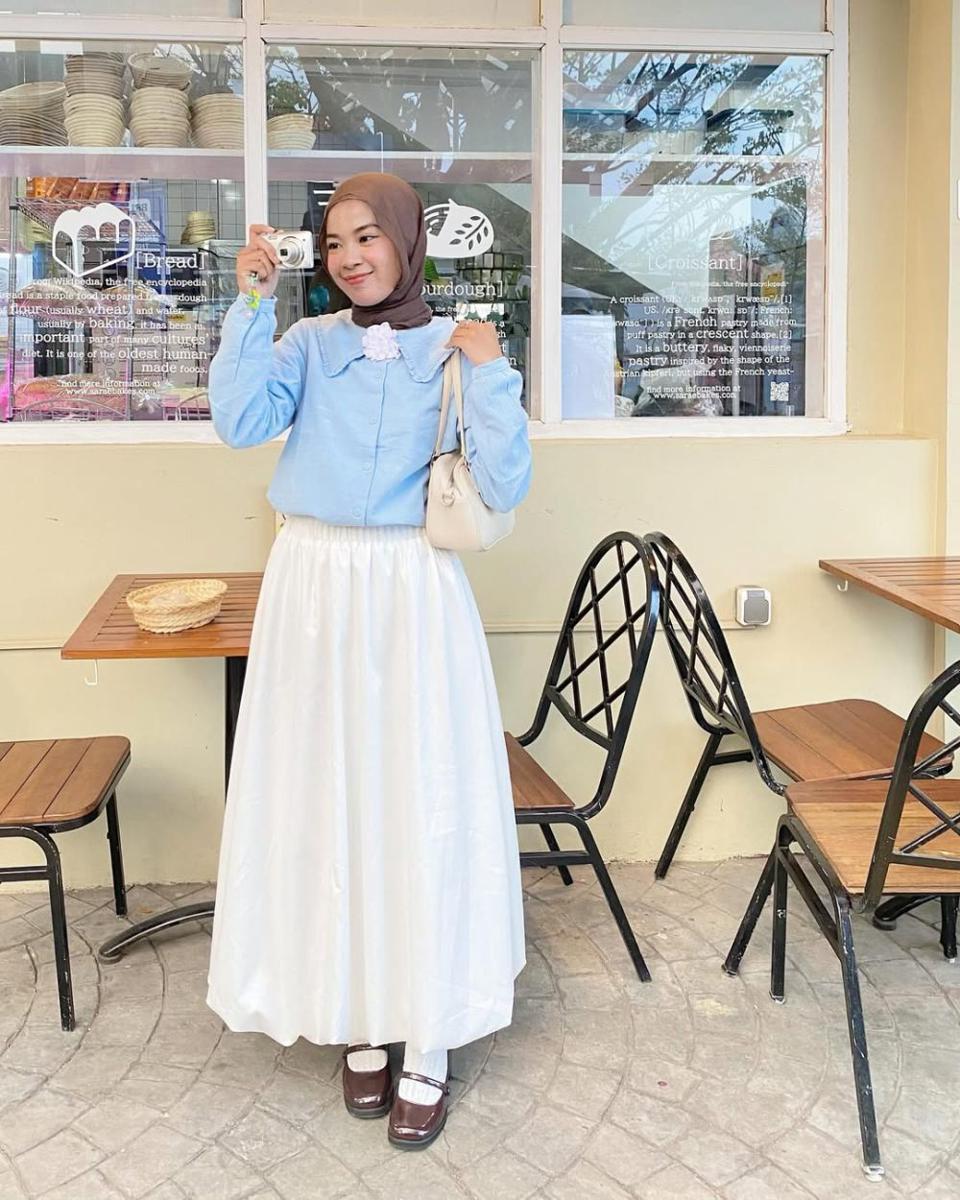 potret ide OOTD hijab beruansa biru ala Giga Putri (instagram.com/gigaptr)