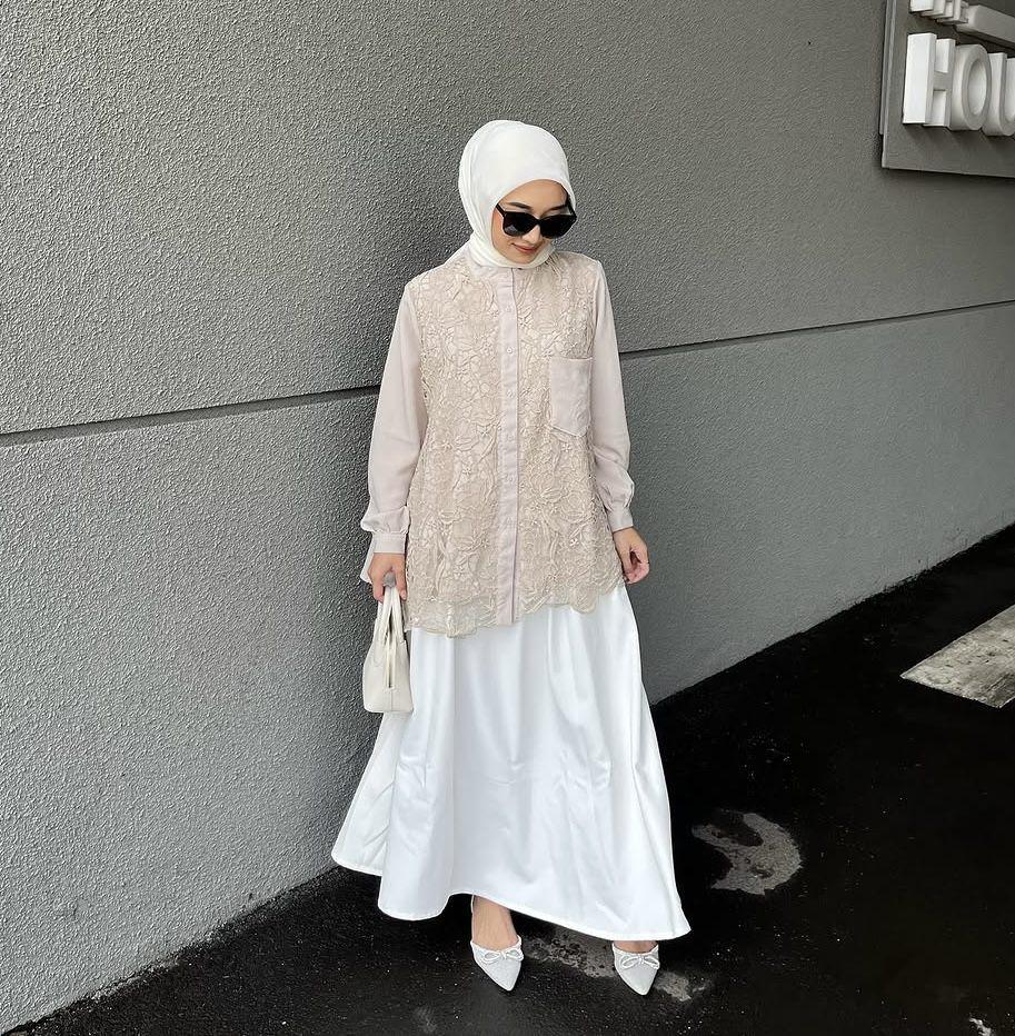 potret ide outfit hijab yang elegan serba pakai blouse ala Annisa Berliana (instagram.com/annisaberlianaaa)