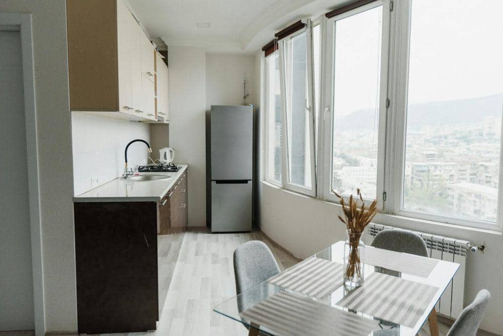 ilustrasi meja makan bahan kaca