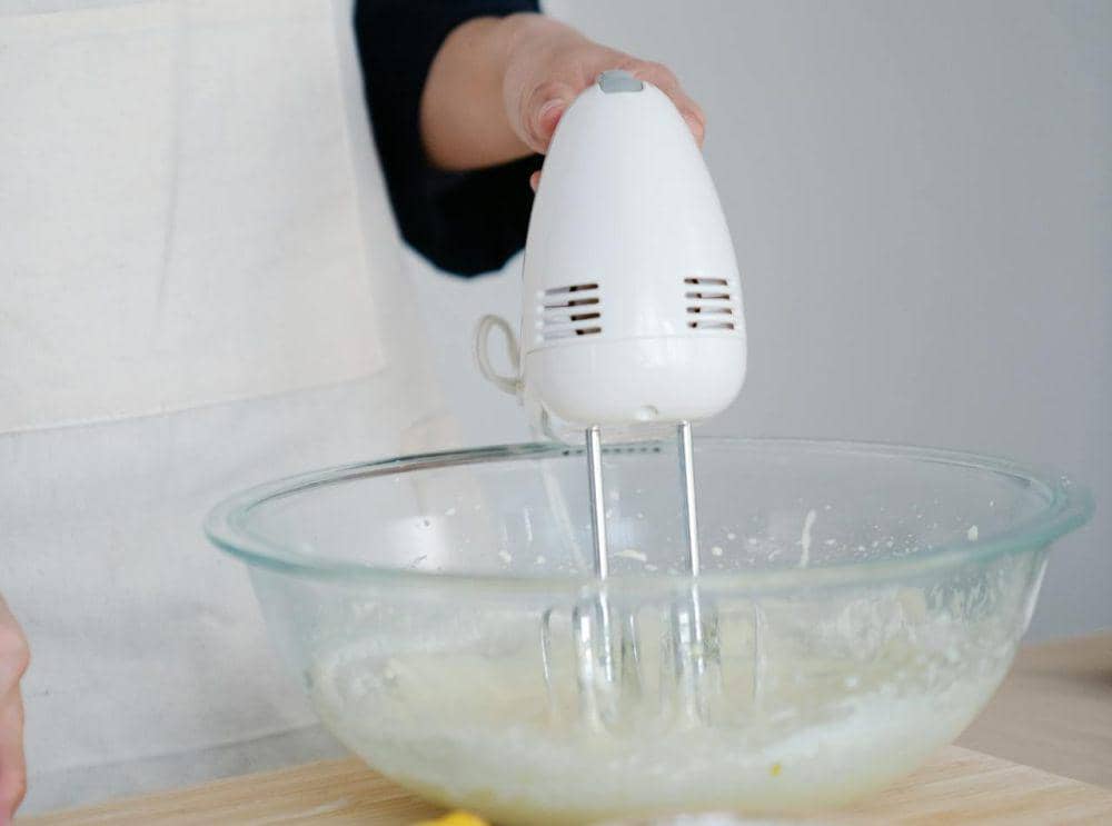 ilustrasi mengaduk adonan kue putri salju (pexels.com/Felicity Tai)