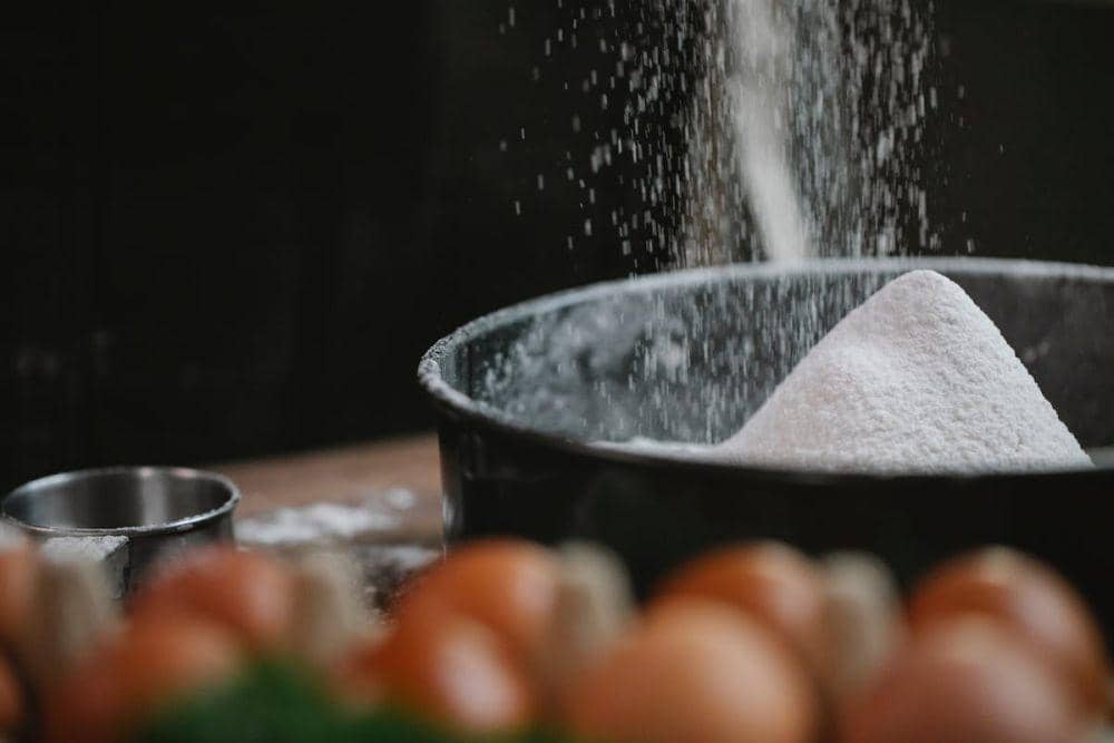 Gula halus berwarna putih sebagai ilustrasi bahan pemanis untuk berbagai kebutuhan memasak dan membuat kue.