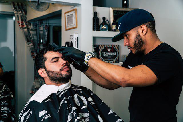 ilustrasi pria potong rambut di barbershop (pexels.com/Jose Ricardo Barraza Morachis)