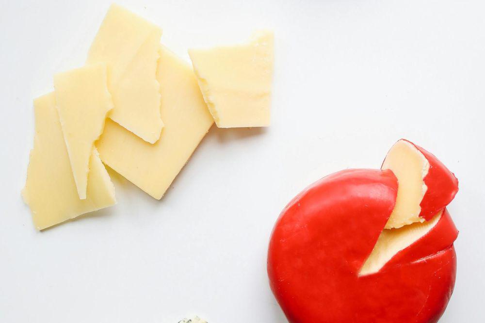 4 Perbedaan Keju Edam dan Parmesan, Tekstur hingga Rasa!