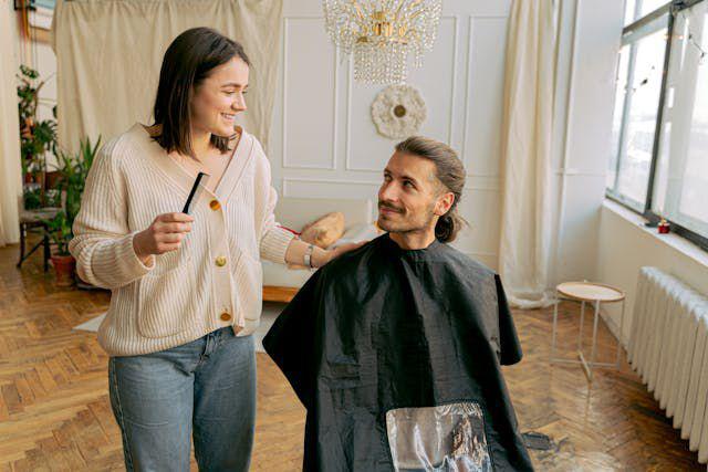 ilustrasi pria potong rambut di barbershop (pexels.com/Antoni Shkraba)