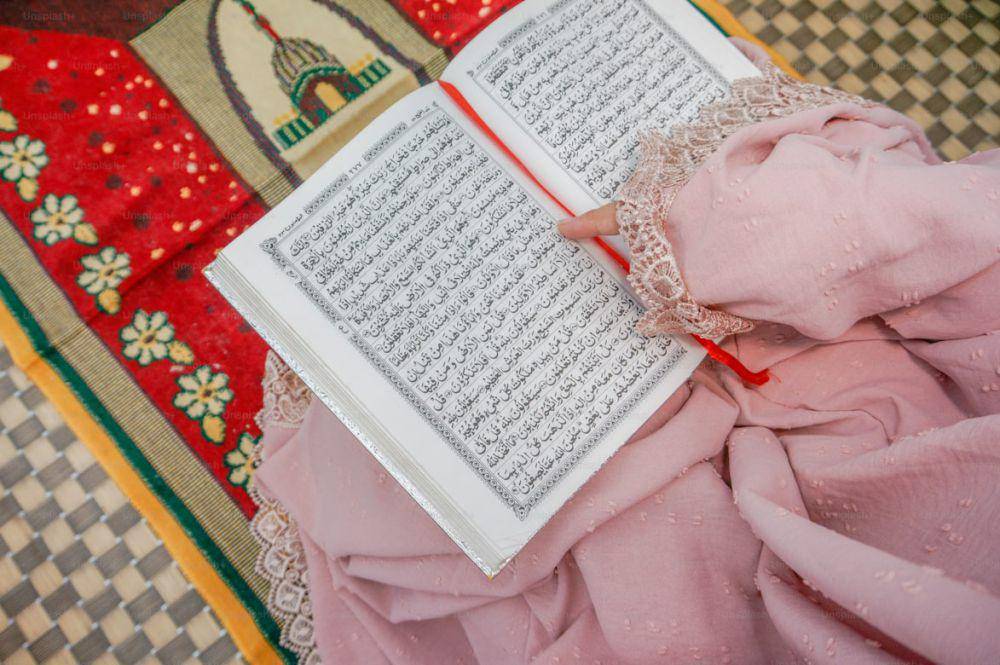 ilustrasi wanita membaca Al-Qur'an (unplash.com/Dwi Asy Syafa'Atul Ulyah)