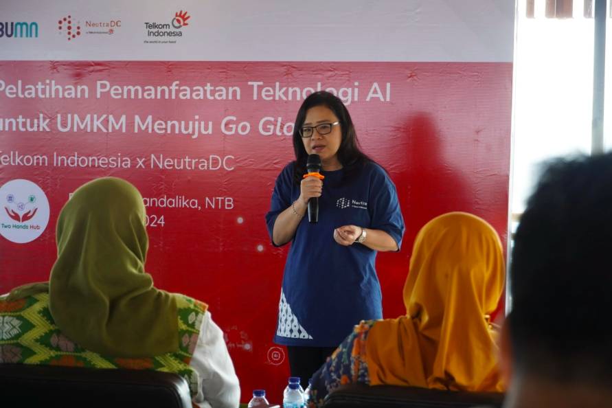 VP Business & Product NeutraDC Irene Johana Rosidi menjelaskan mengenai rahasia di balik ekosistem AI saat memberikan pelatihan (dok. Telkom)