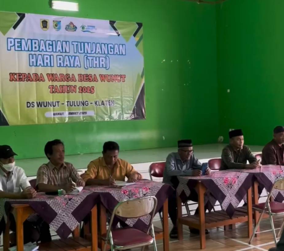 Pembagian THR kepada warga Desa Wunut Klaten. (Instagram.com/desawunutklaten)