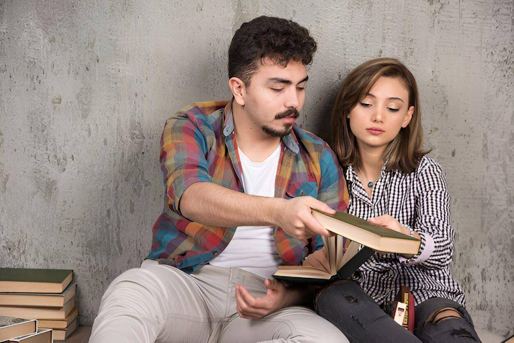 ilustrasi book date (freepik.com/azerbaijan_stockers)