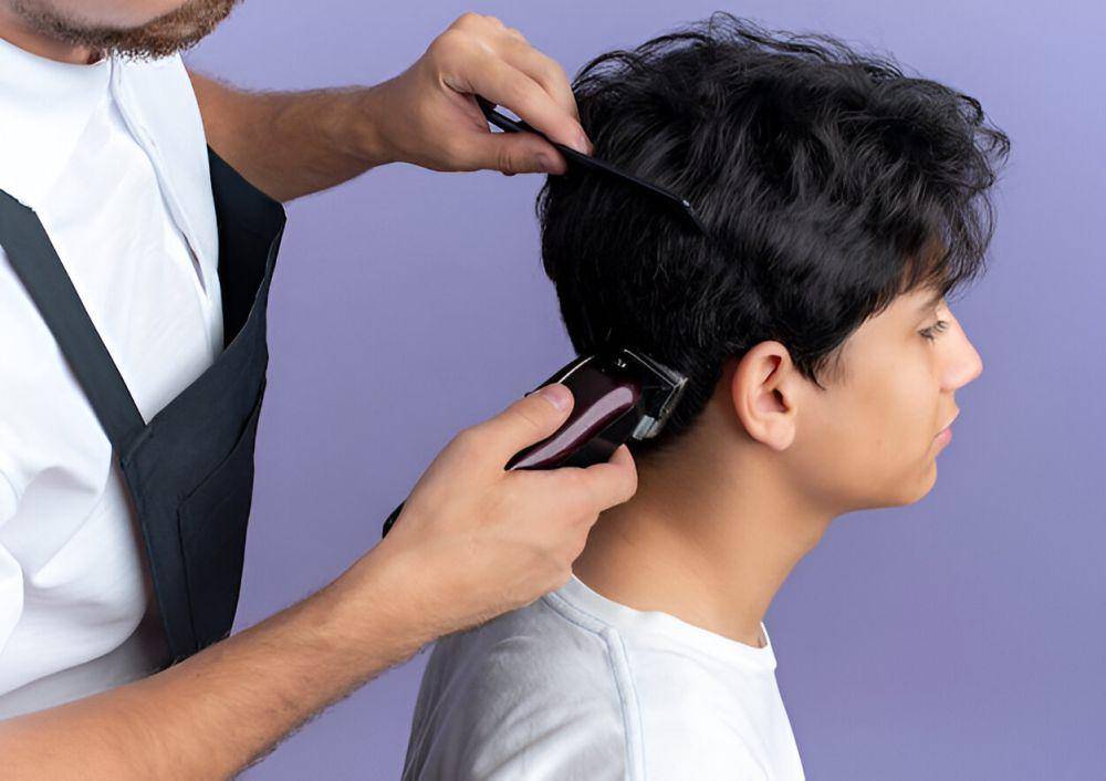 ilustrasi pria melakukan potong rambut (freepik.com/stockking)