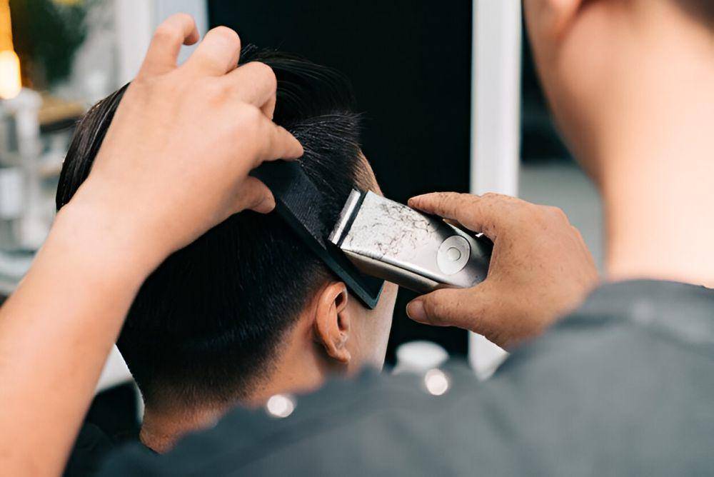 ilustrasi pria melakukan potong rambut (freepik.com/pressfoto)