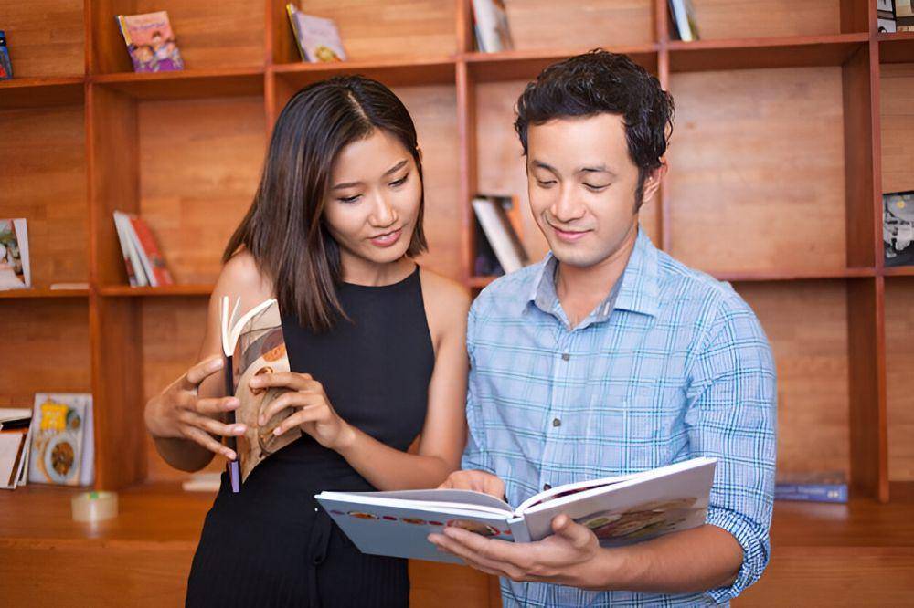 ilustrasi book date (freepik.com/katemangostar)