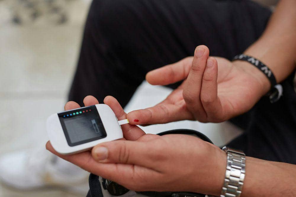 Pasien diabetes sedang cek gula darah.