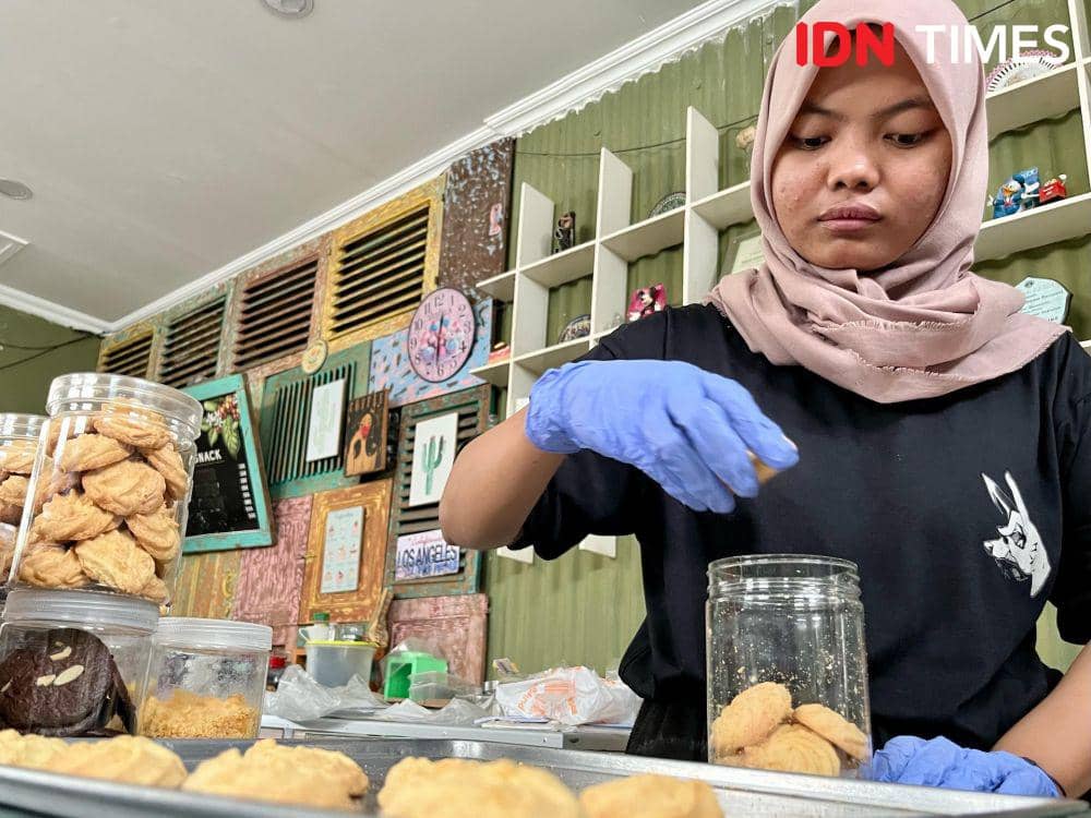 Karyawan UMKM Seni Rasa mengemas kue kering Lebaran di Semarang. (IDN Times/Dhana Kencana)